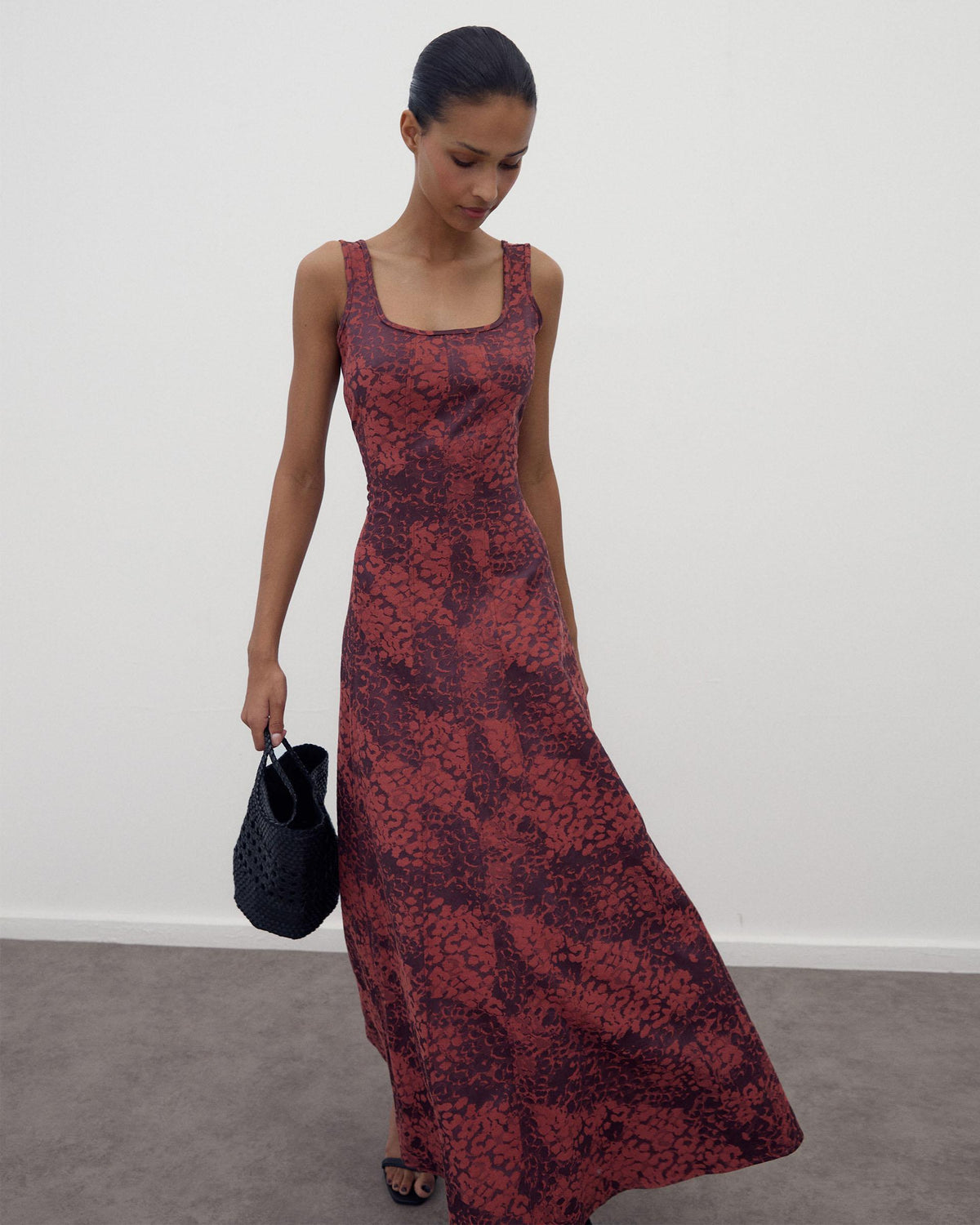 Weinrotes Jacquard-Trägerkleid mit Biesen