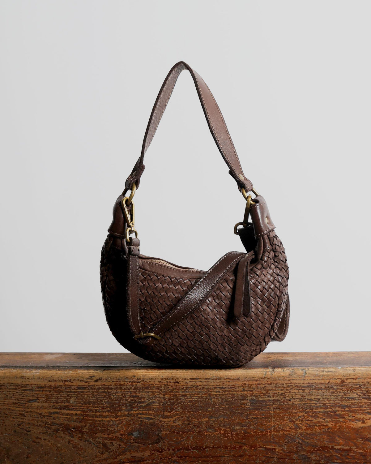 Braune Schultertasche aus geflochtenem Leder