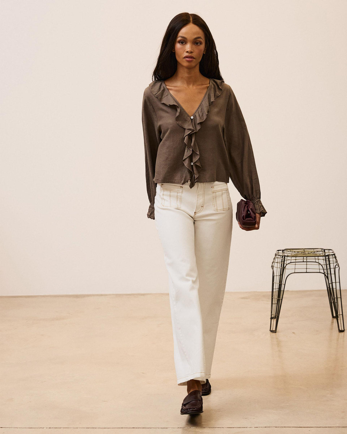 Blusa Escote Pico Volantes Marrón