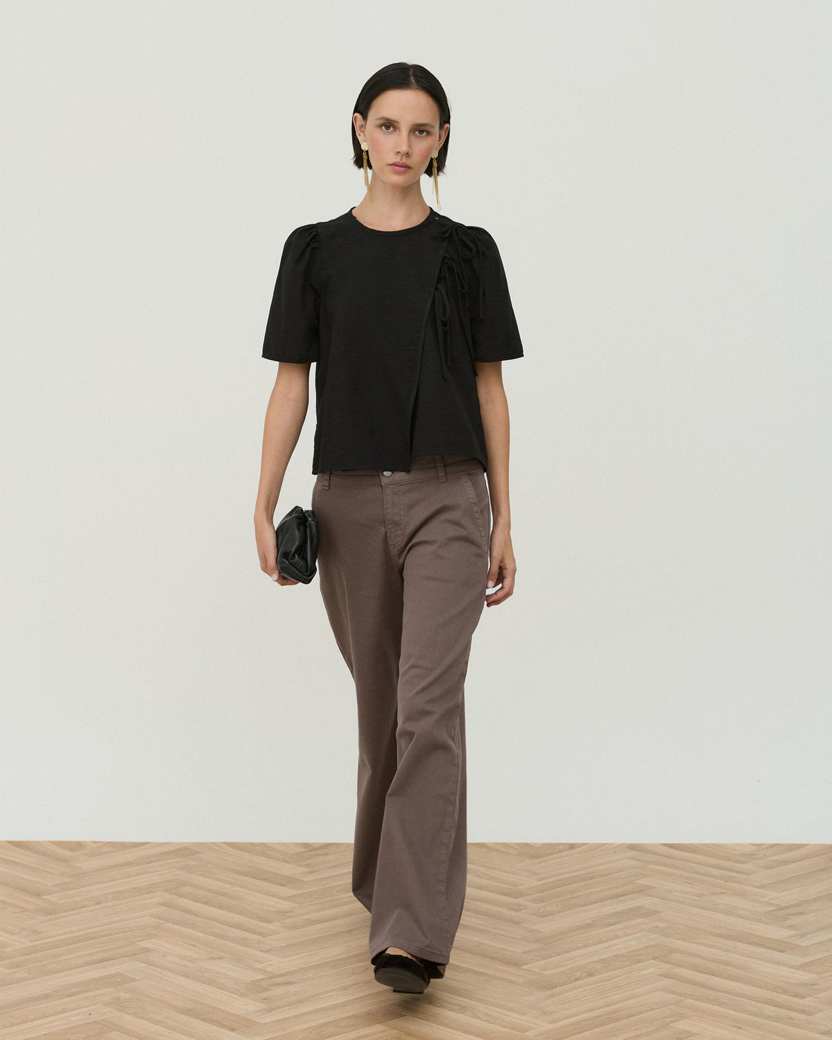Schwarze Bluse mit Ballonärmeln und Schleifen