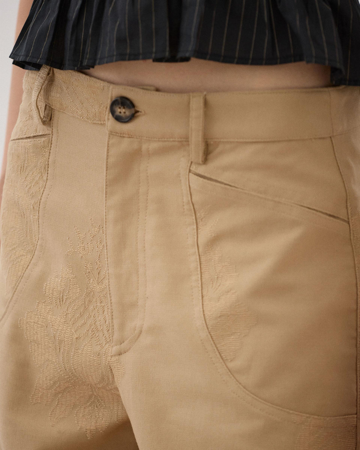 Pantalón Bordados Florales Beige Oscuro