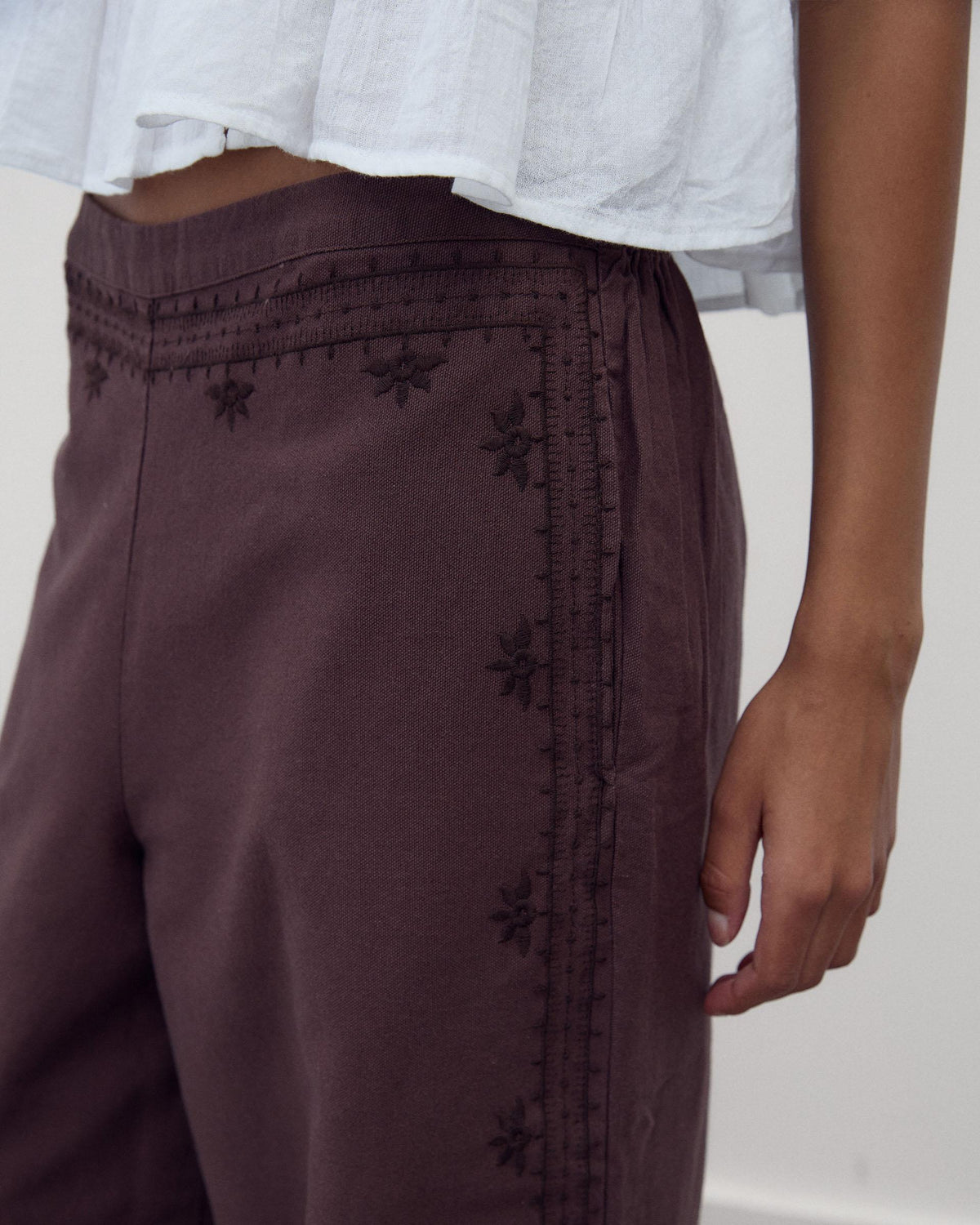 Pantalón Bordados Étnicos Marrón