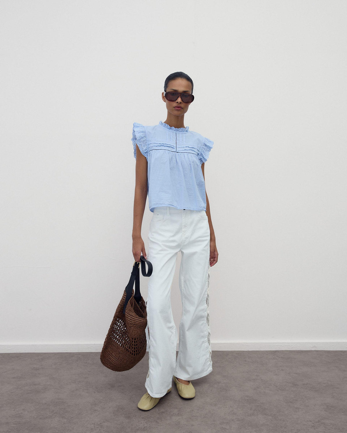 Hellblaue Bluse mit Ausstanzungen