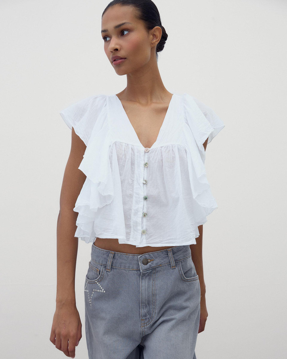 Blusa Bianca Senza Maniche con Bottoni e Balze