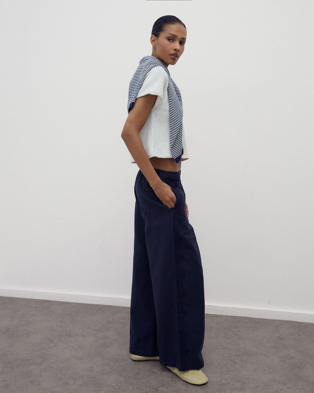 Marineblaue Hose mit Ethno-Stickereien