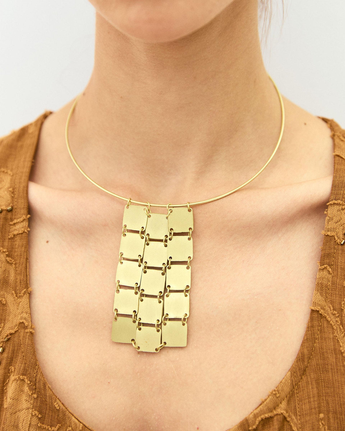 Collar Rígido Cuadrados Oro