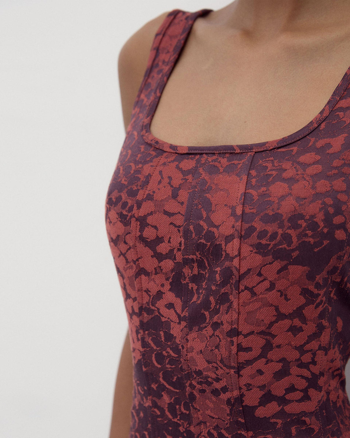 Weinrotes Jacquard-Trägerkleid mit Biesen