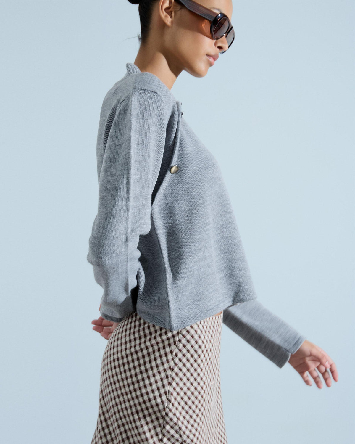 Maglione Grigio con Collo alla Coreana e Bottoni Laterali