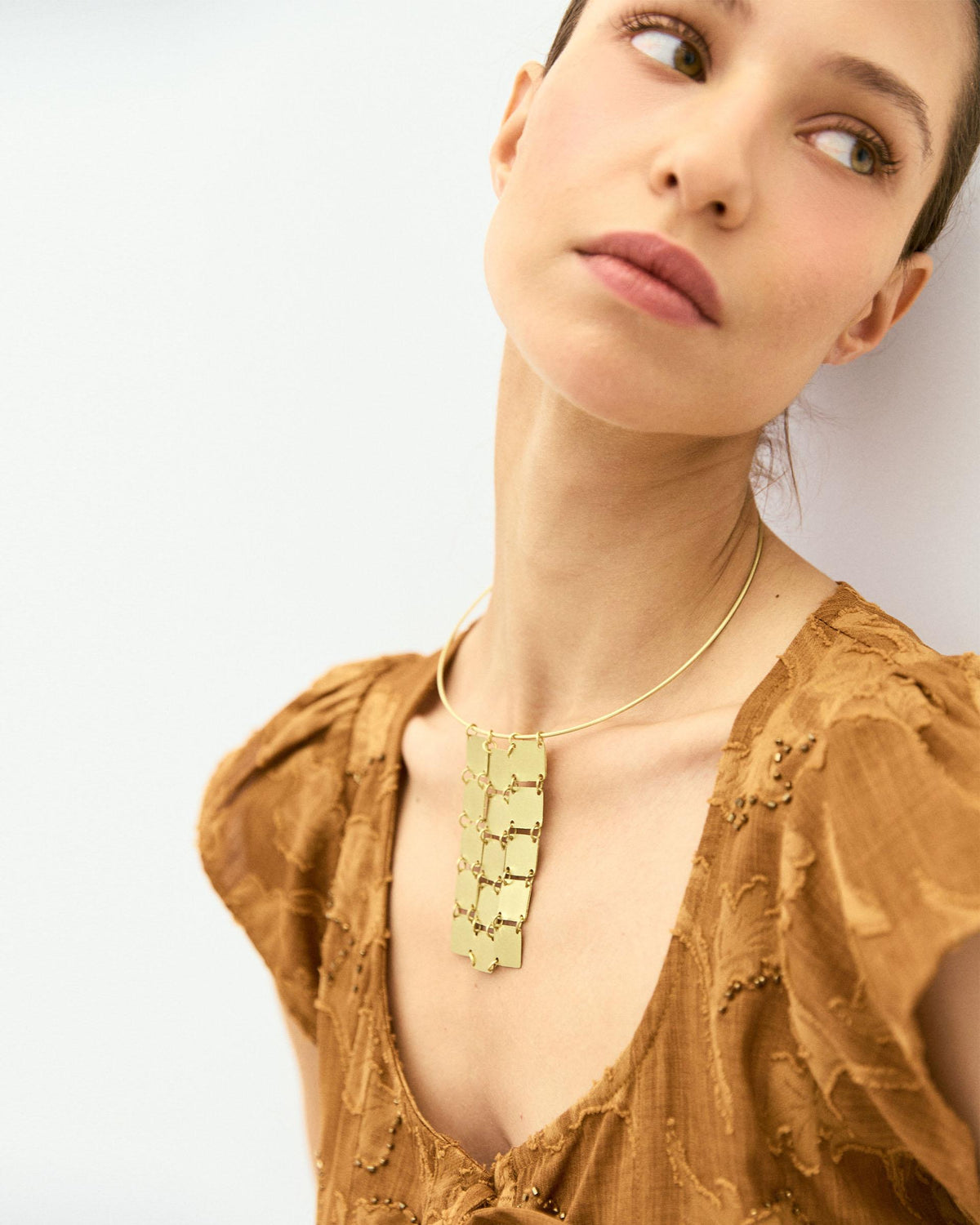 Collar Rígido Cuadrados Oro