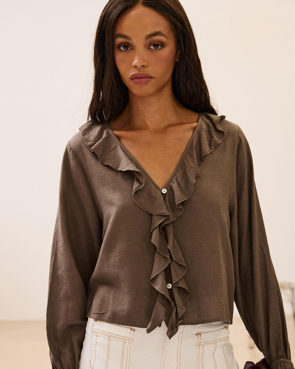 Blusa Escote Pico Volantes Marrón