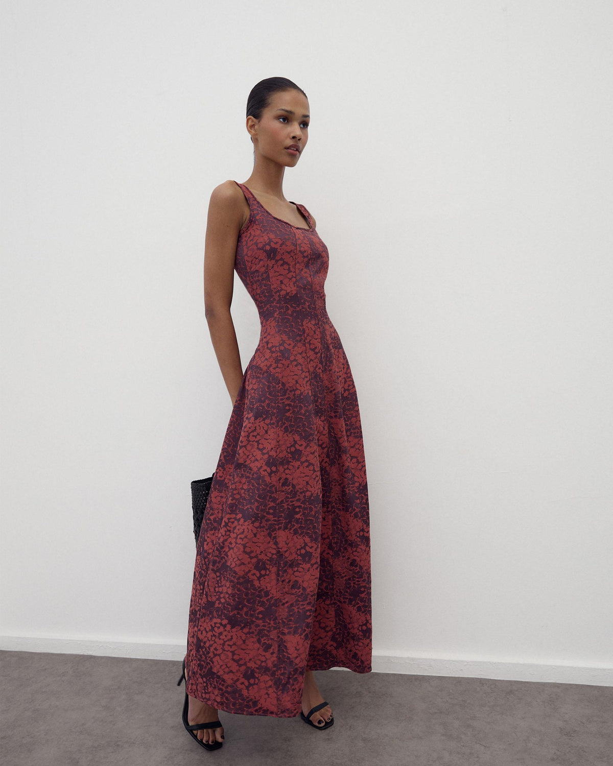 Weinrotes Jacquard-Trägerkleid mit Biesen