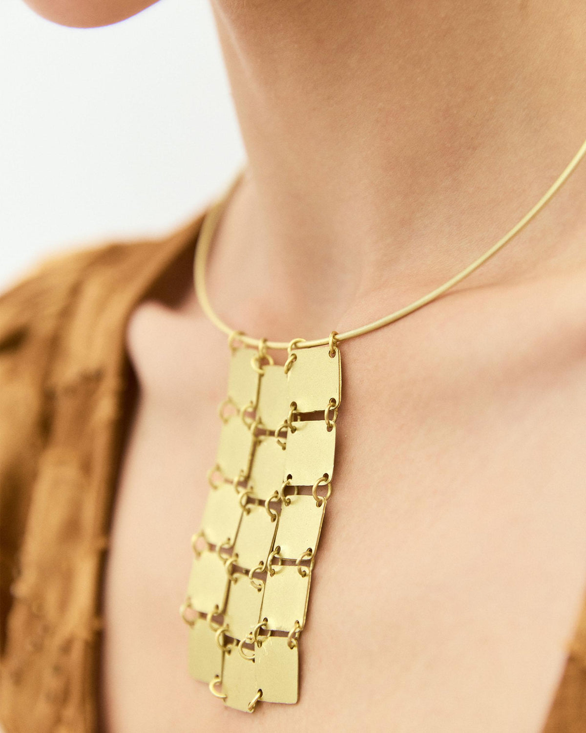 Collar Rígido Cuadrados Oro