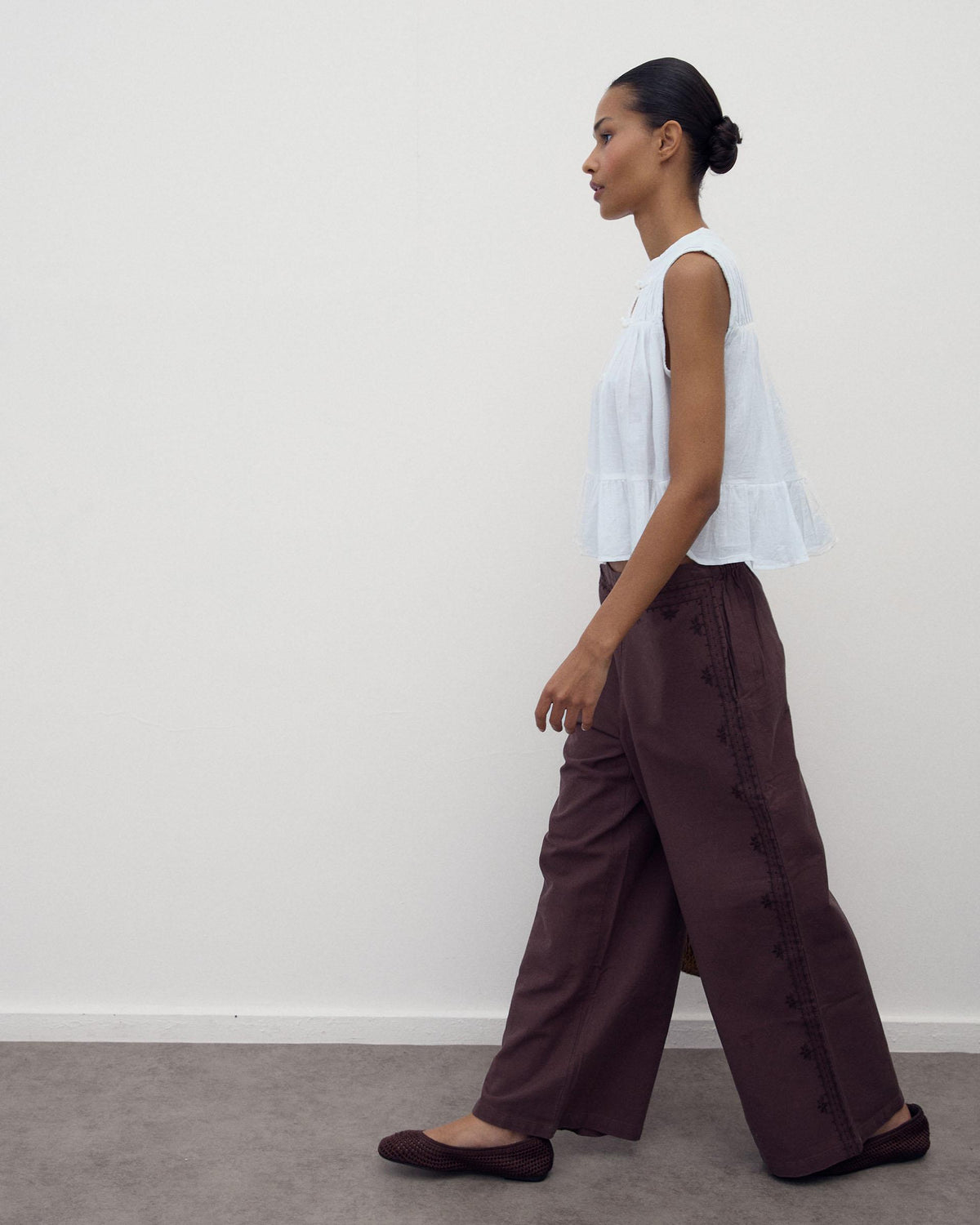 Pantalón Bordados Étnicos Marrón