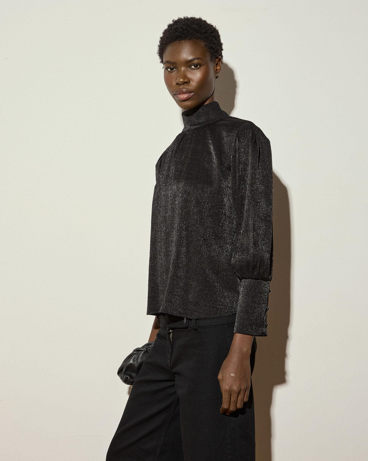 Blusa Cuello Alto Brillo Negro