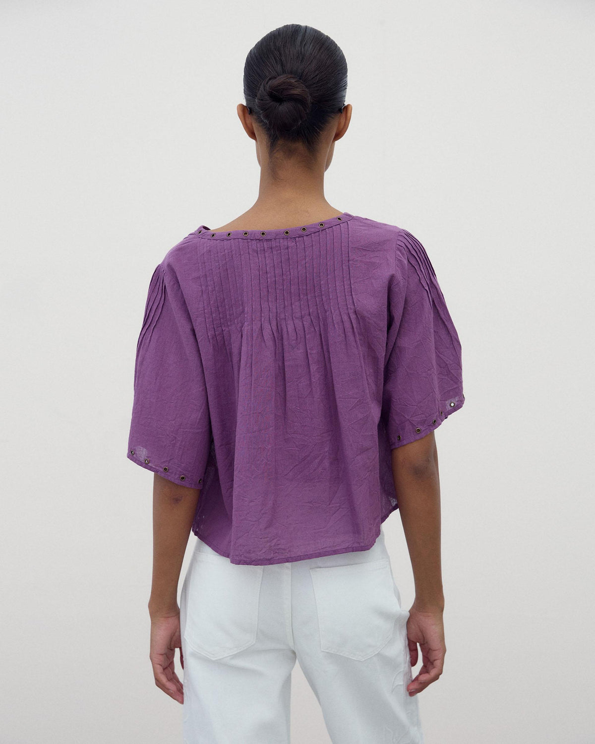 Lila Bluse mit Ösen