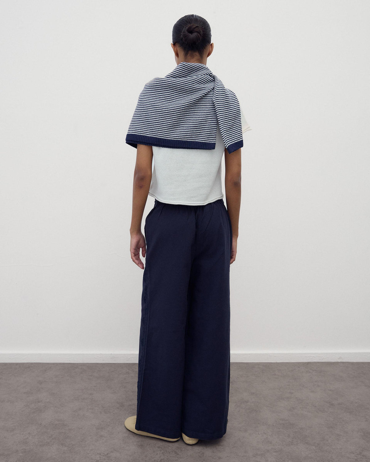 Marineblaue Hose mit Ethno-Stickereien