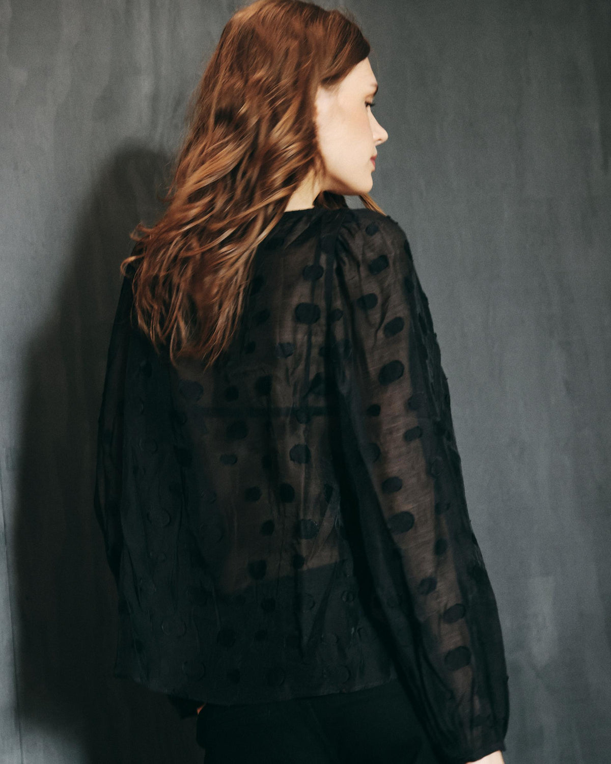 Blusa Preta de Plumetis com Laço