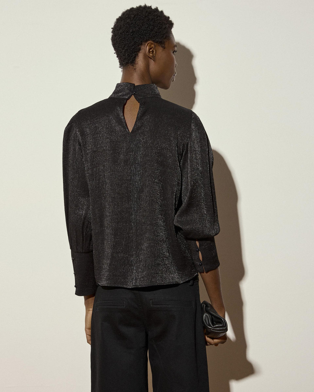 Blusa Cuello Alto Brillo Negro