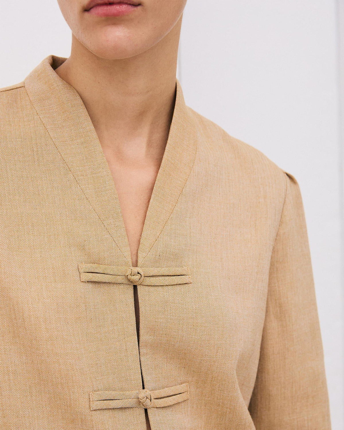 Chaqueta Corta Alamares Espiga Camel