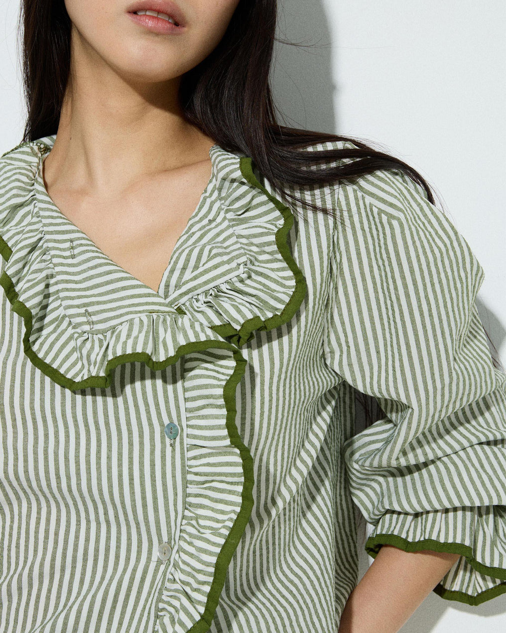 Camisa Volante Lateral Ribete Verde