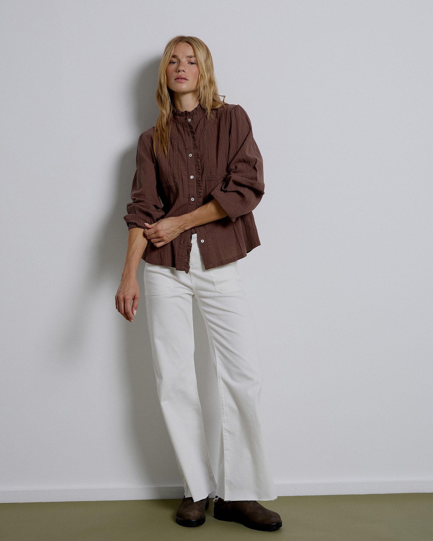 Blusa castanha com jugo de renda