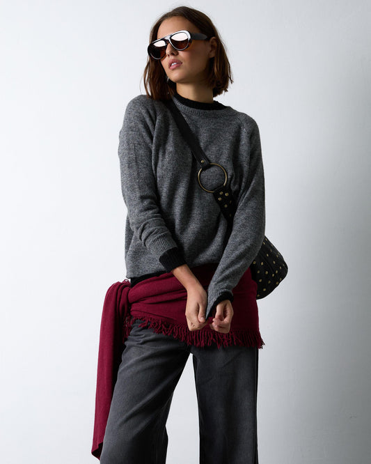 Camisola cinzenta com gola redonda