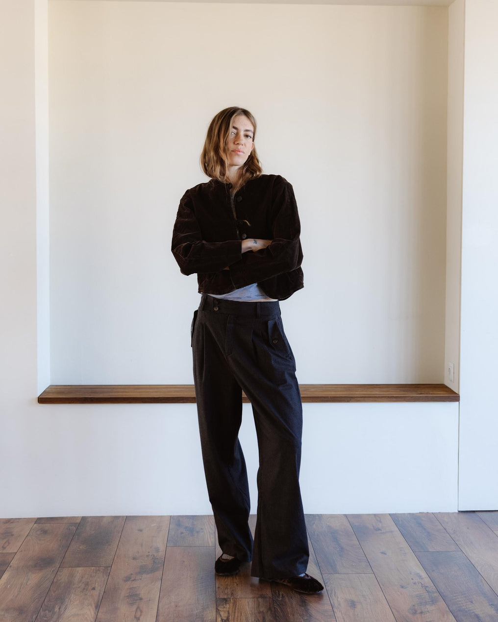 Brown pleated trousers with side pockets