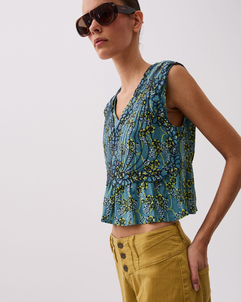 Top Bleu Imprimé à Broderies Florales
