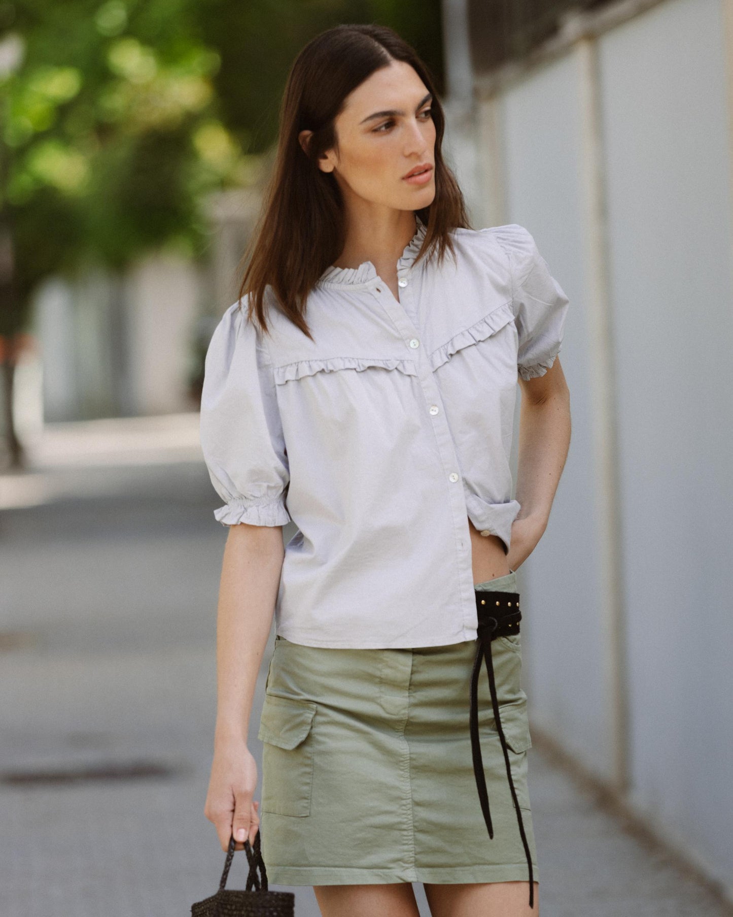 Blusa Manga Abaloada Escapulário em Bico Folhos Cinzento