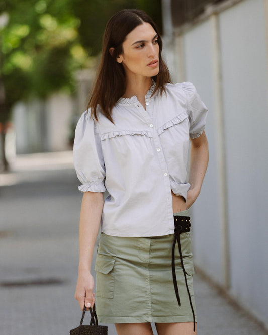 Blusa Manga Abullonada Canesú Pico Volantes Gris