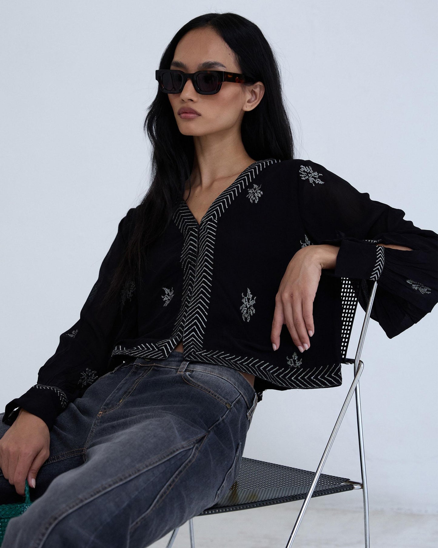 Blusa Gasa Bordados Metalizados Negro