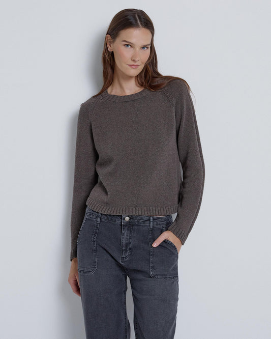 Camisa marrom com aberturas e mangas