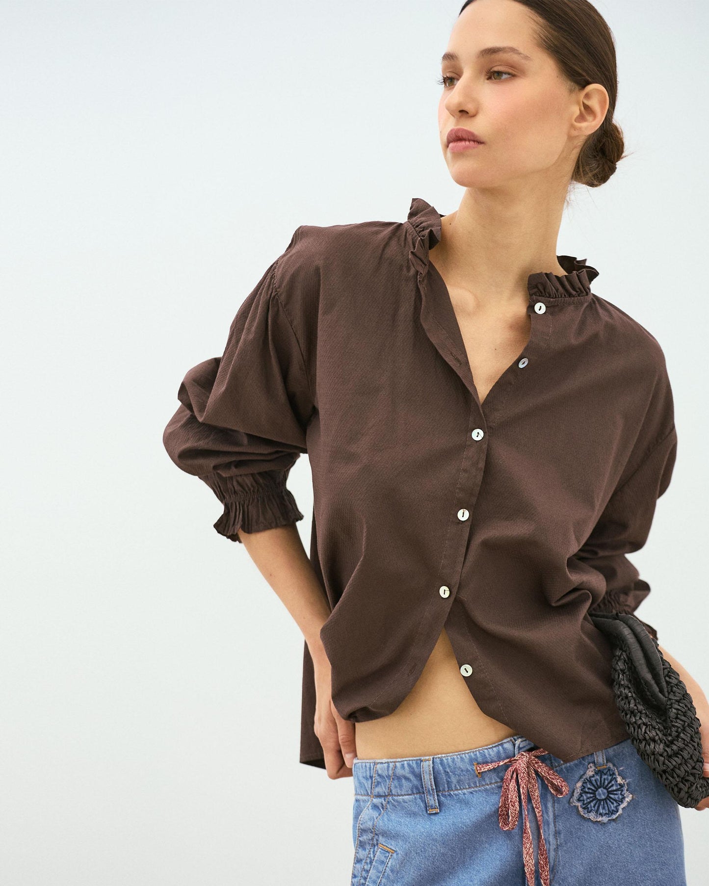 Blusa Detalle Volante Cuello Marrón