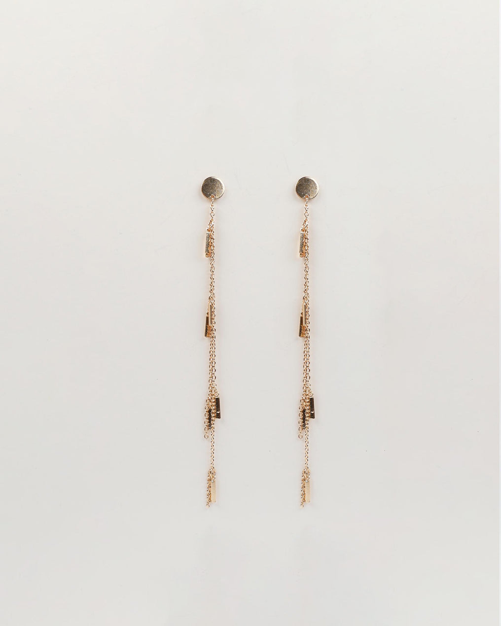 Brincos de corrente com acabamento dourado