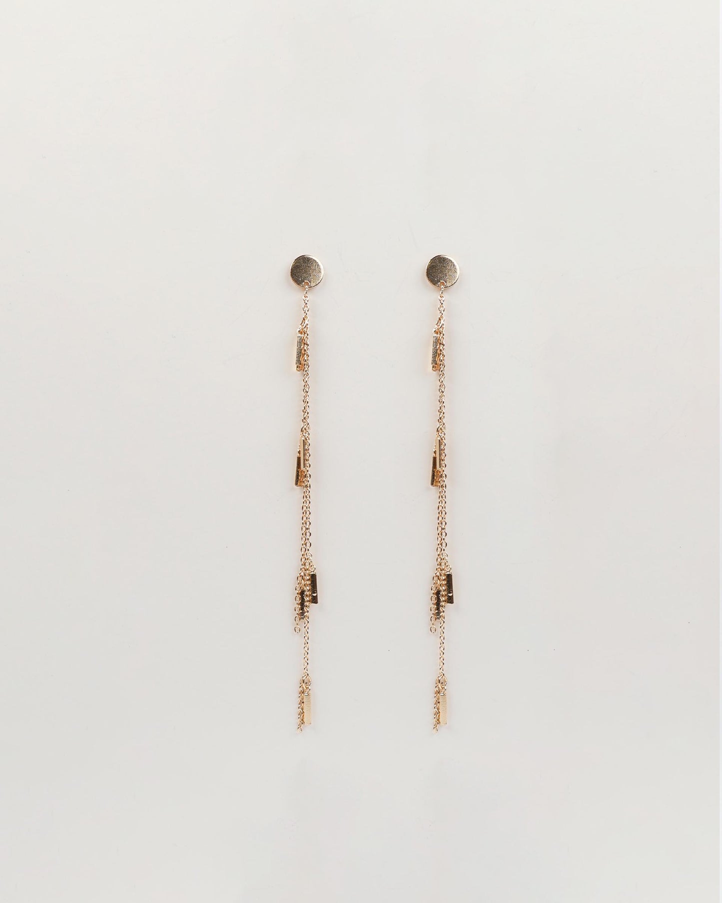 Brincos de corrente com acabamento dourado