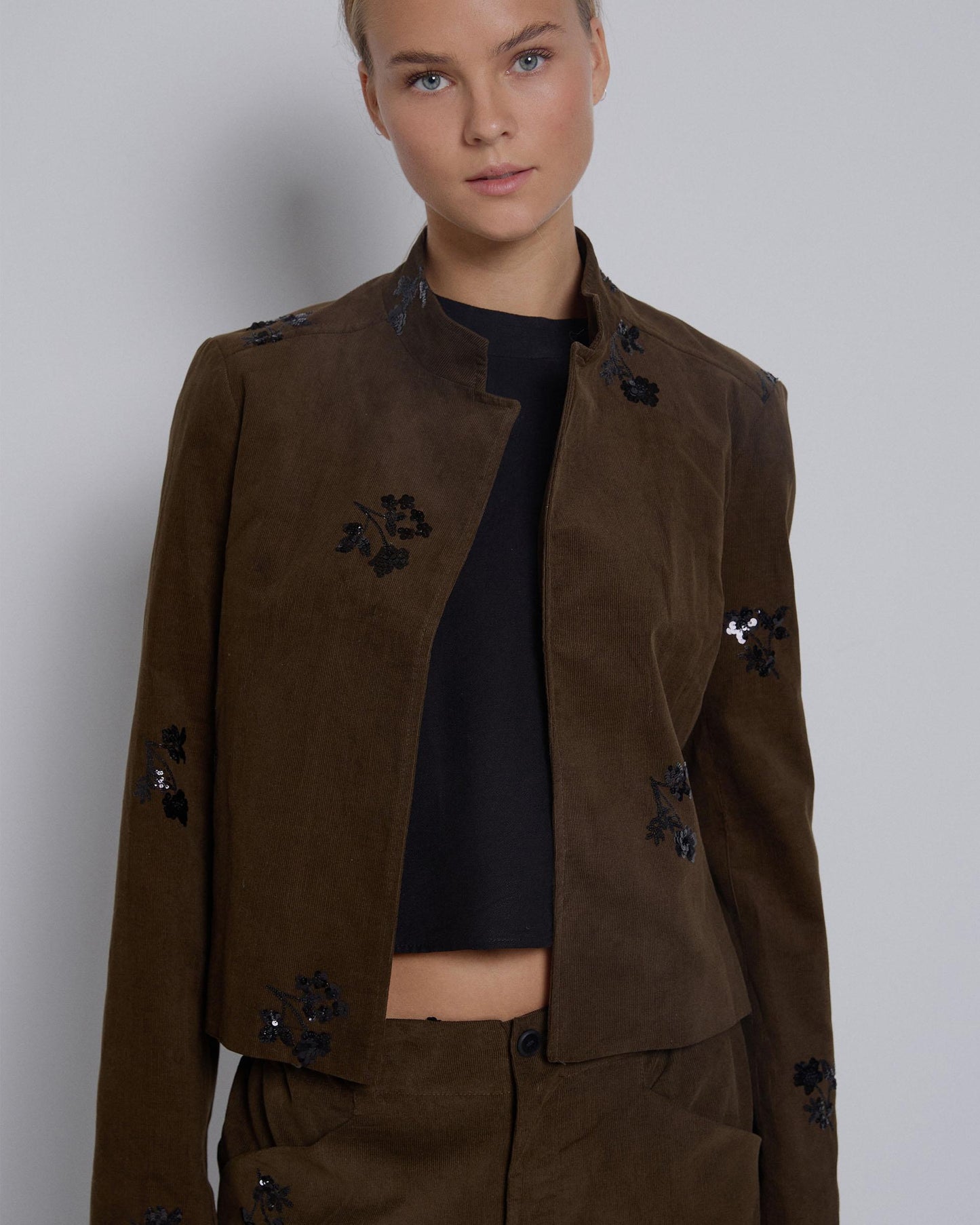 Casaco Micropana Verde Escuro com Flores de Lantejoulas