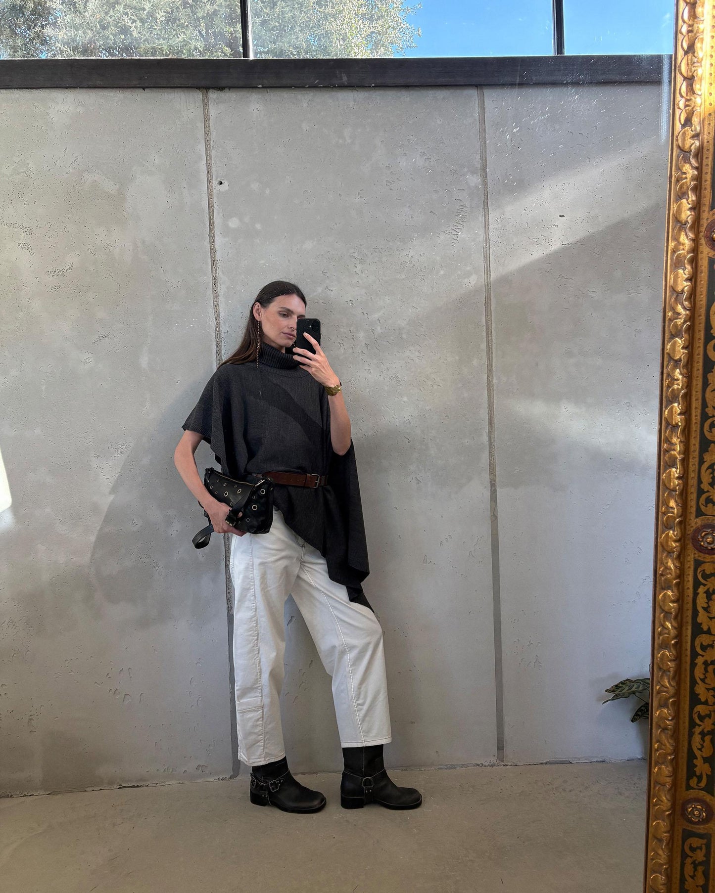 Capa assimétrica de gola alta em antracite