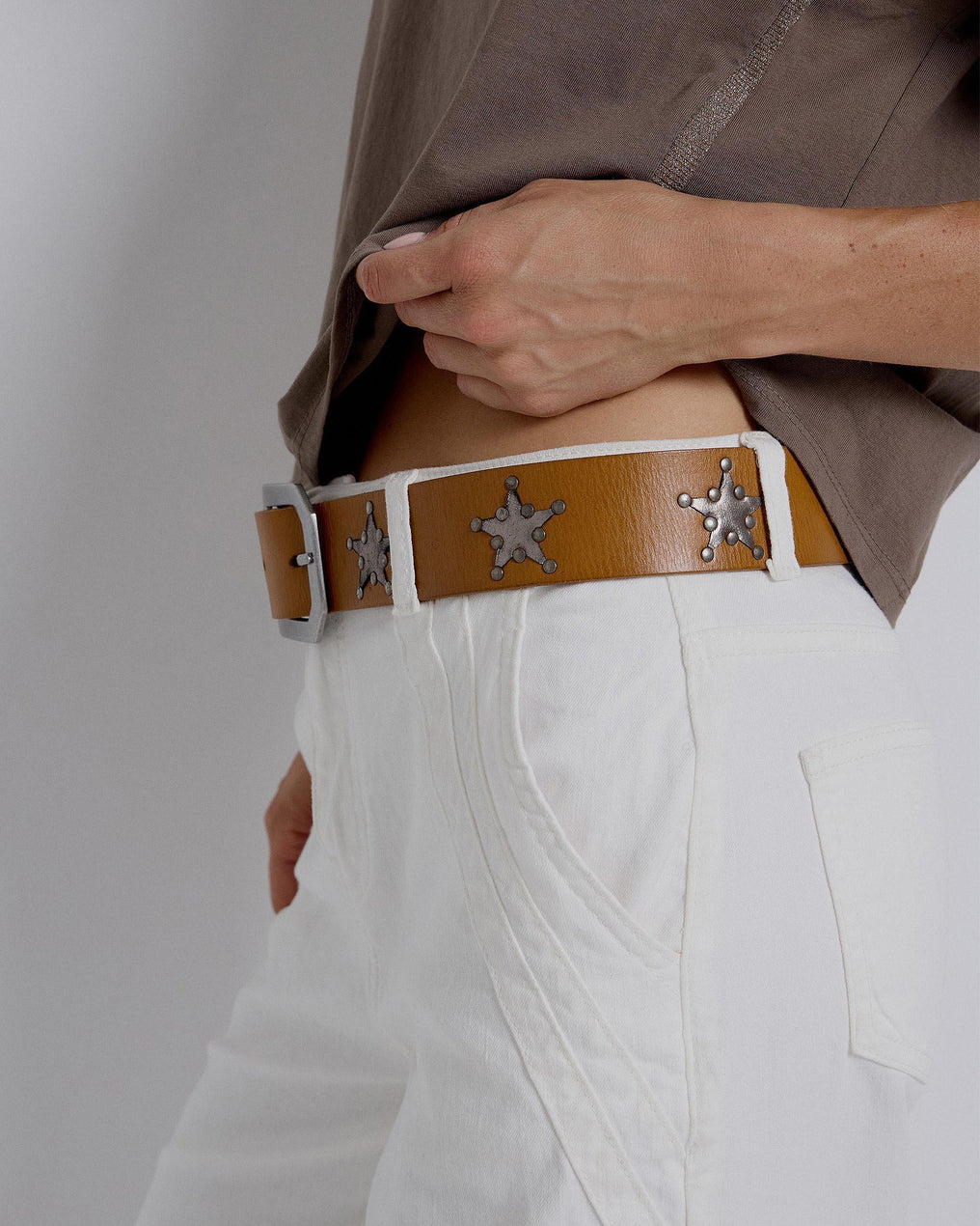 Cinto de couro castanho com remendo de estrela