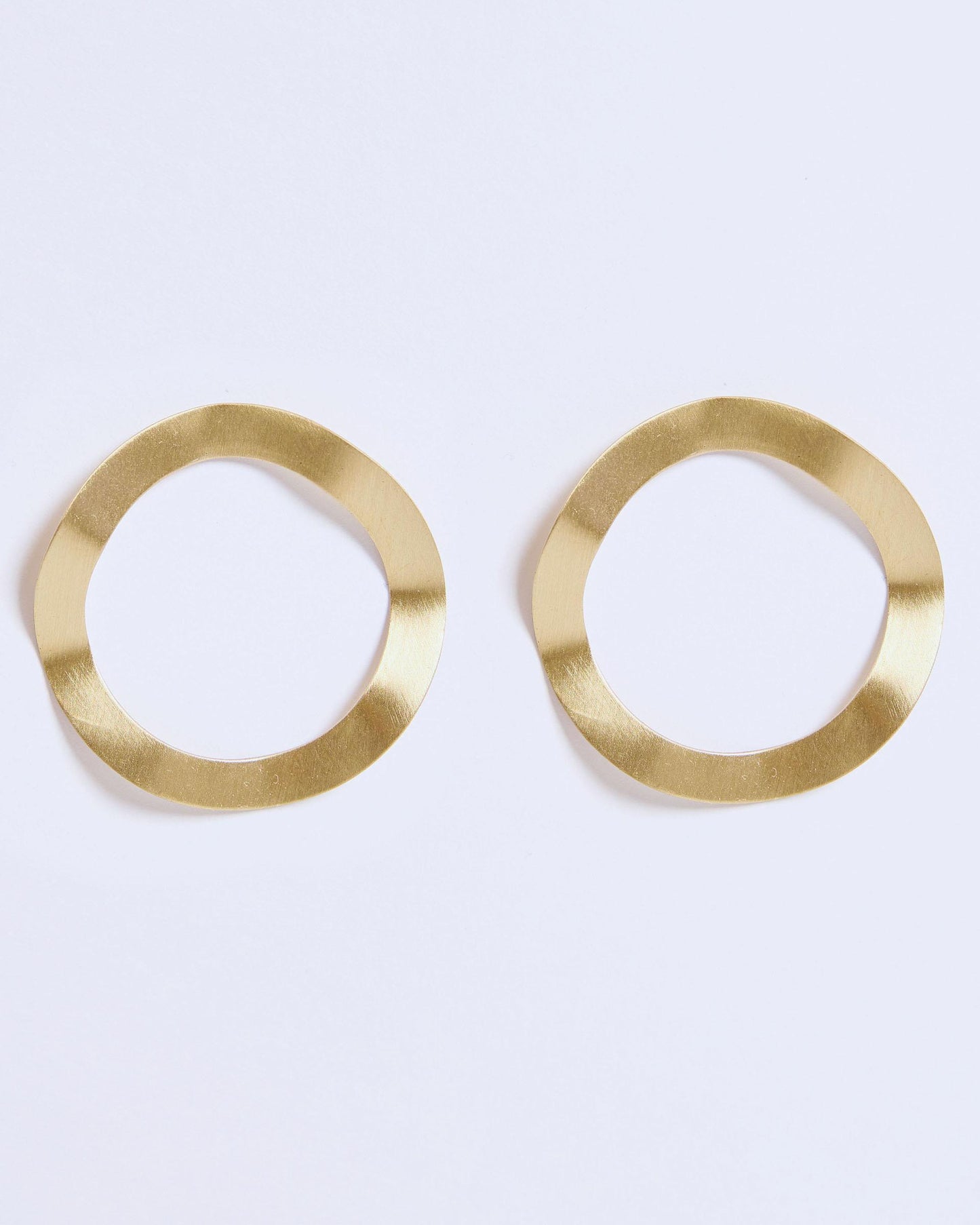 Brincos de argola irregulares em ouro