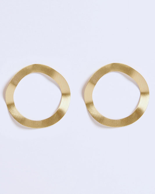Brincos de argola irregulares em ouro