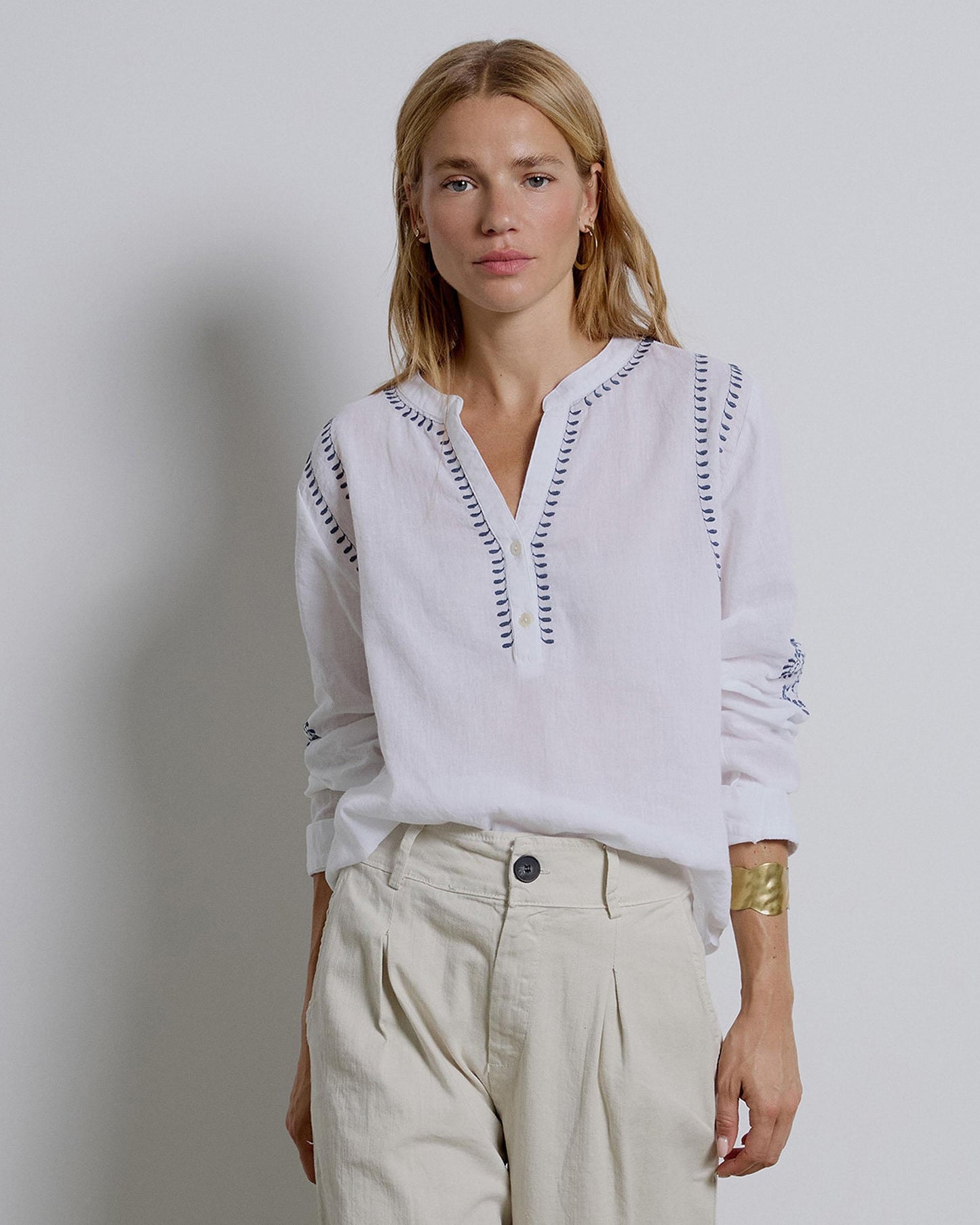 Blusa Bordados Cuello Mao Blanca