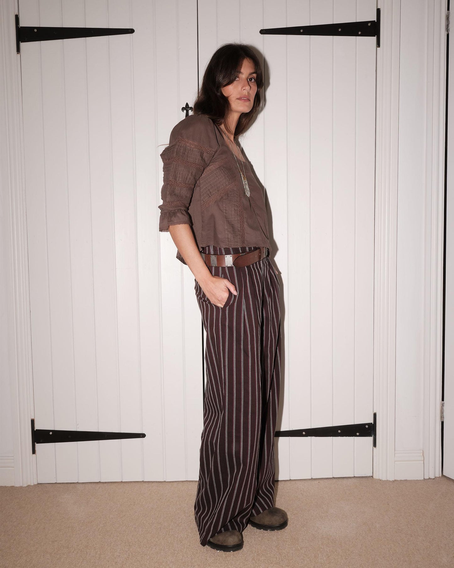 Blusa castanha com decote quadrado e renda