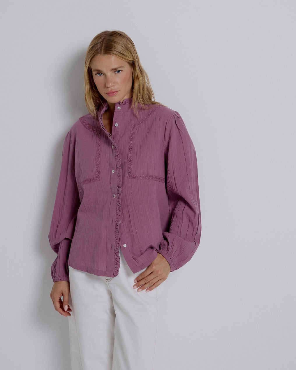 Blusa de renda lilás com jugo