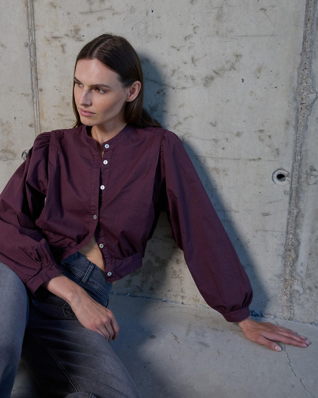 Camisola roxa com lapela e ombro