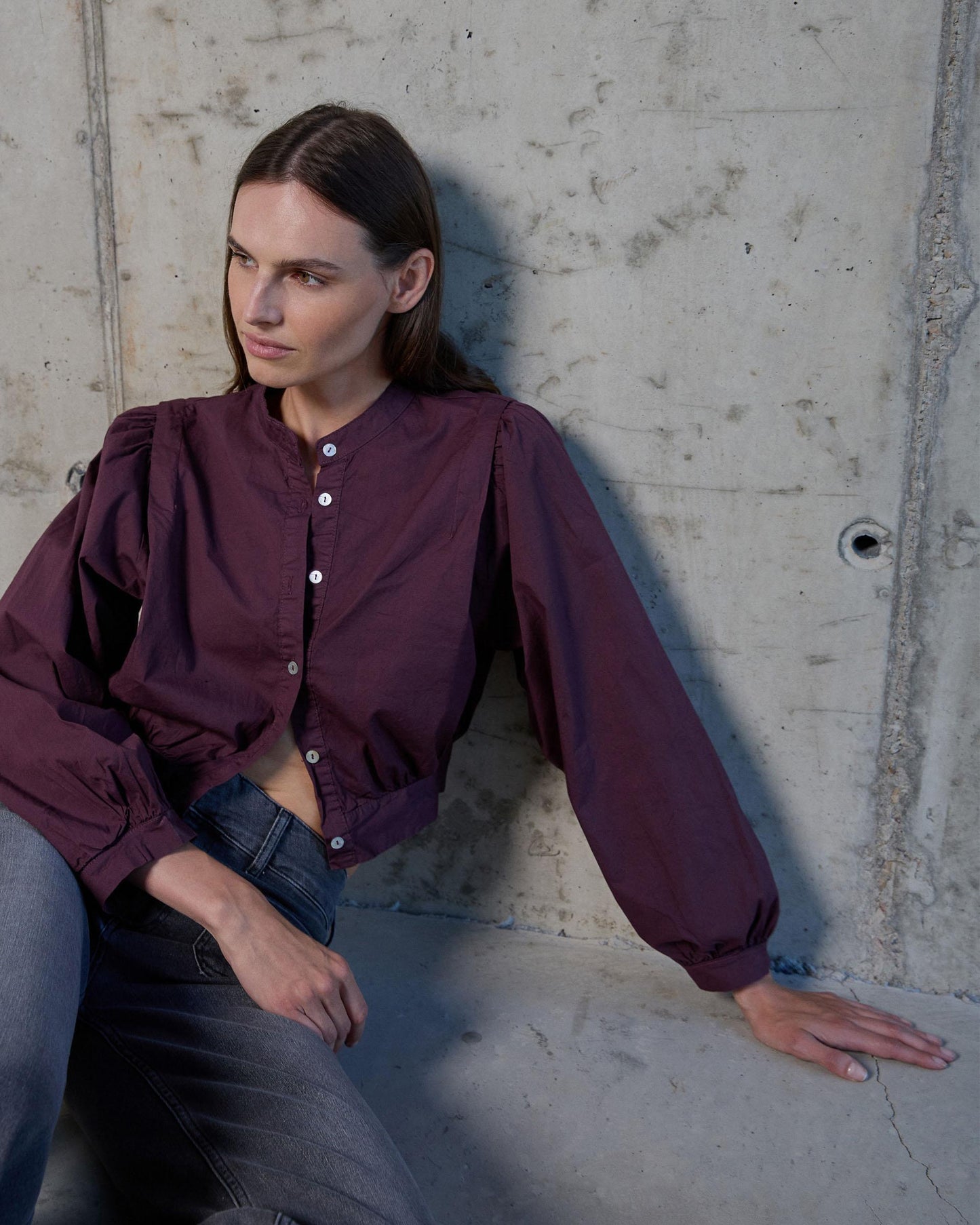 Camisola roxa com lapela e ombro