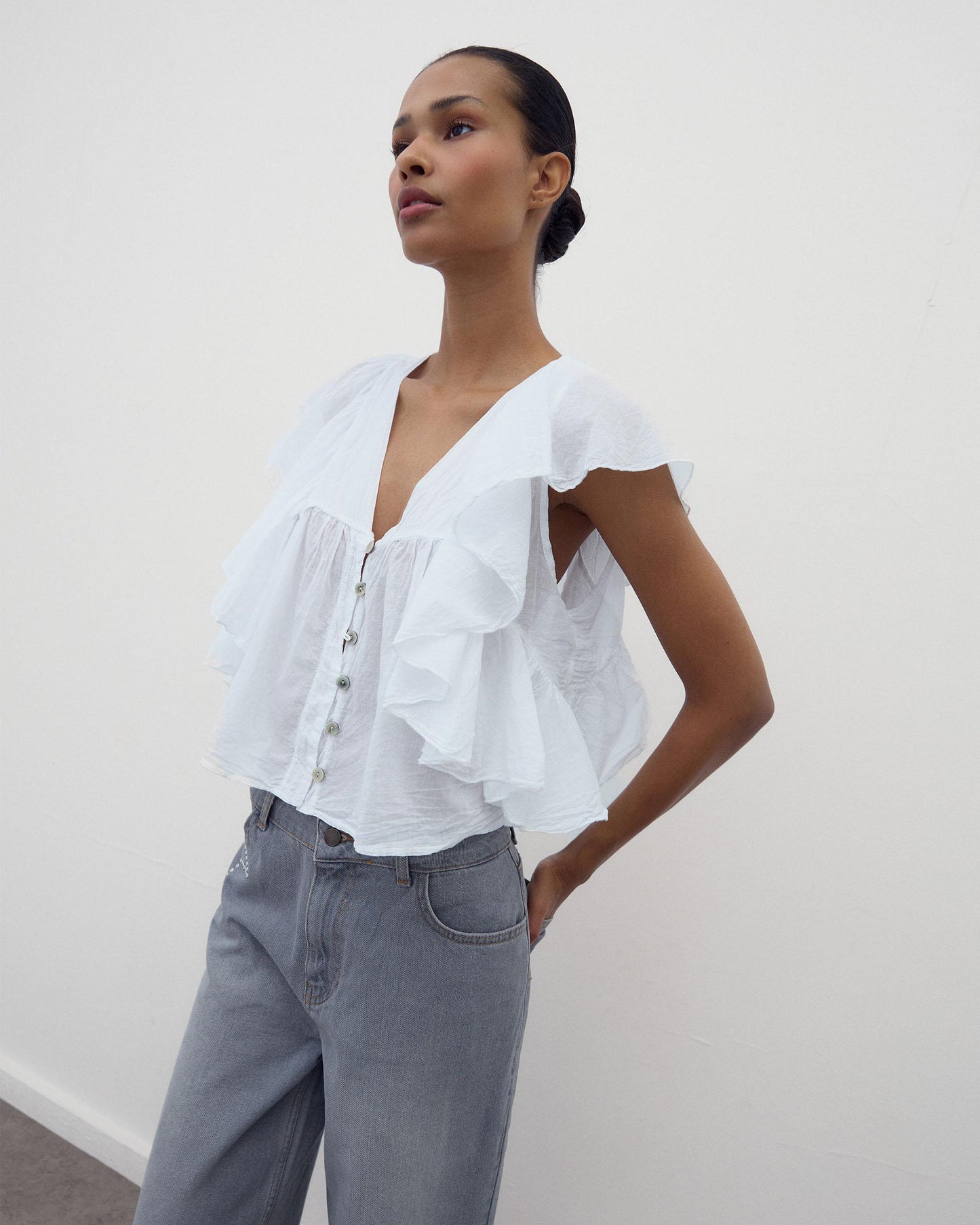 Blusa Botones Volantes Blanca