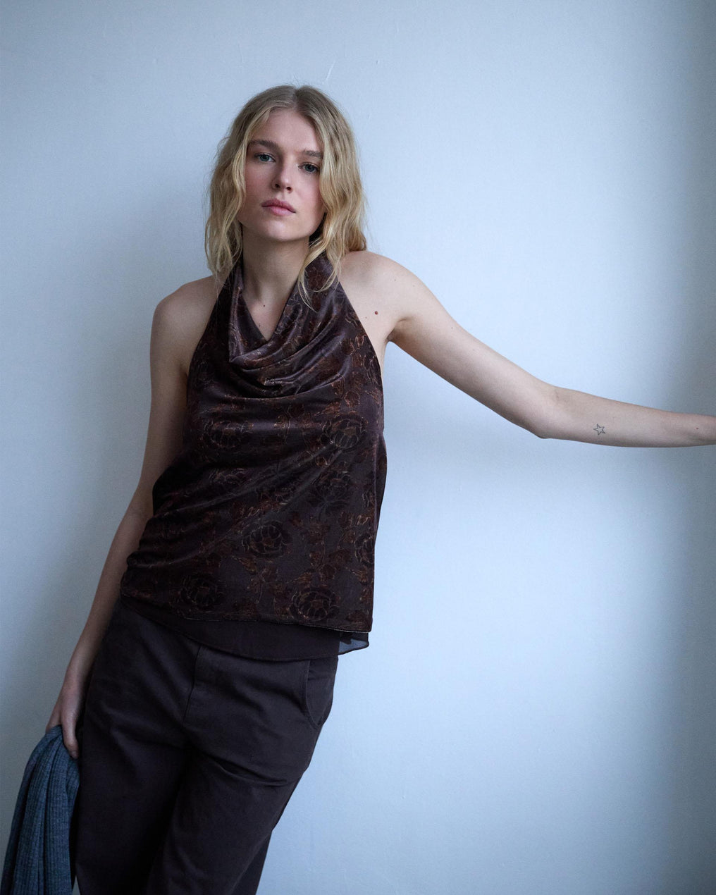 Top Halter Terciopelo Estampado Floral Marrón