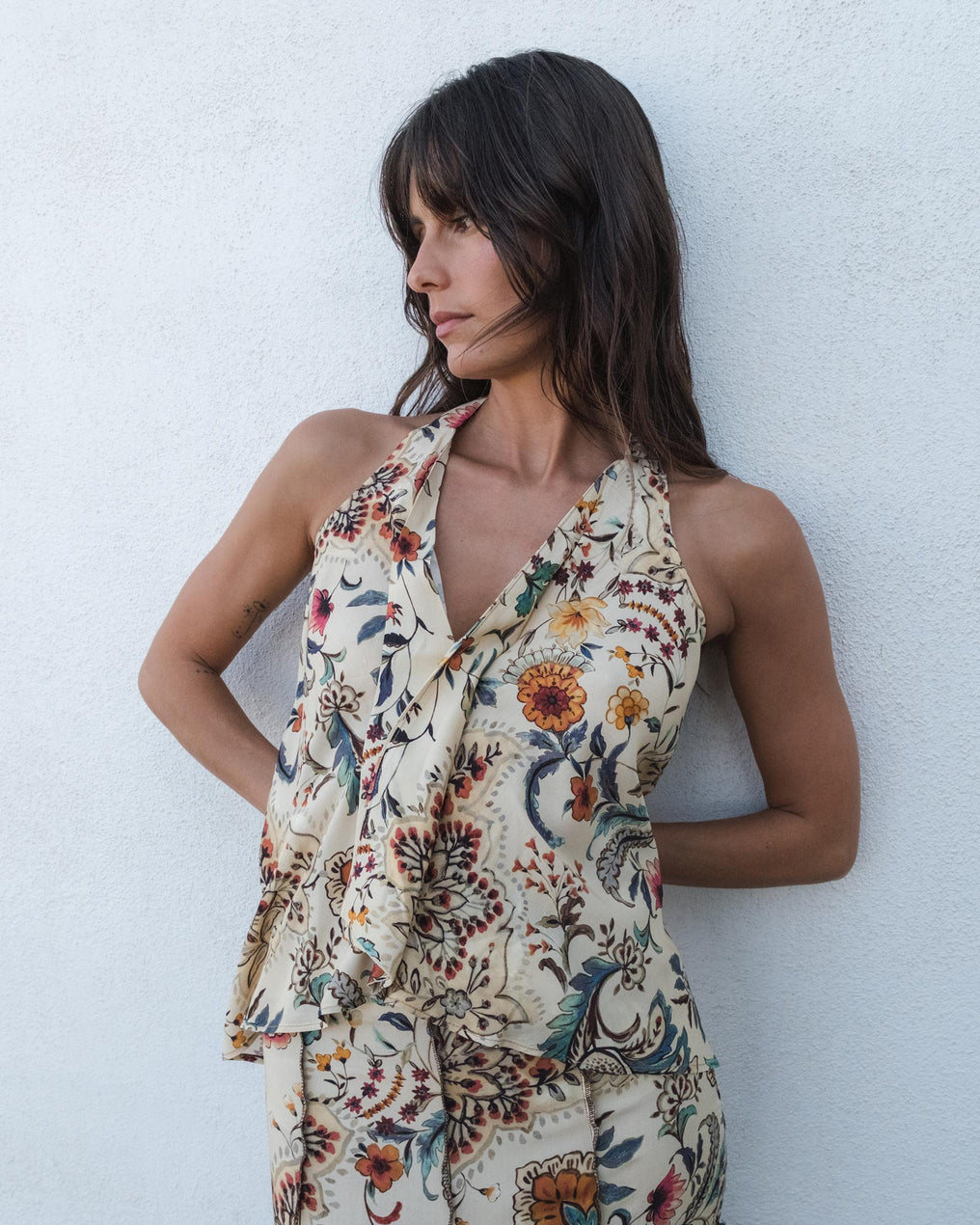 Top bege com estampado floral e decote alto