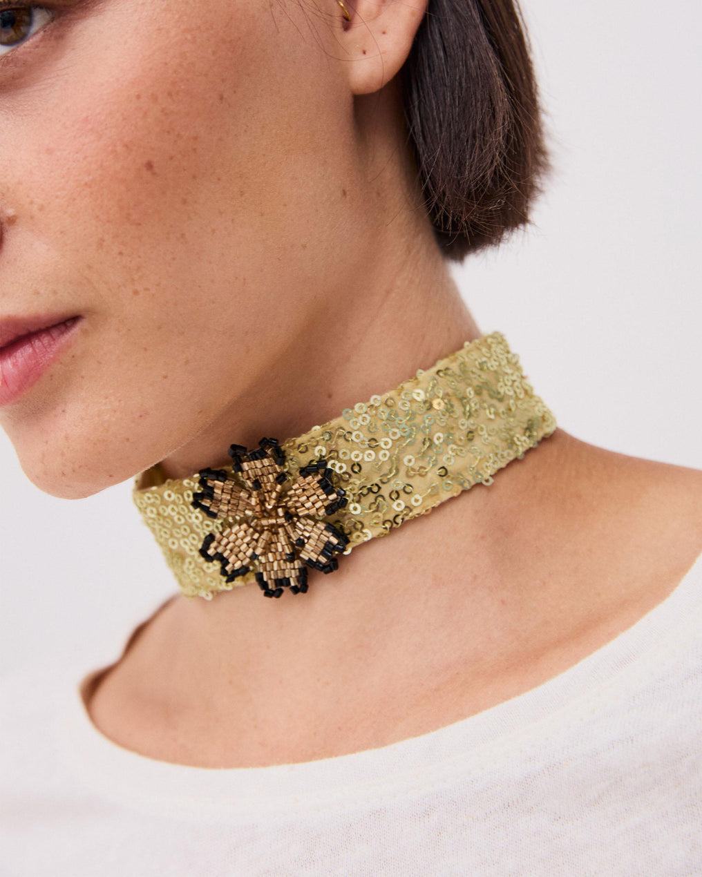 Choker Lentejuelas Flor Oro