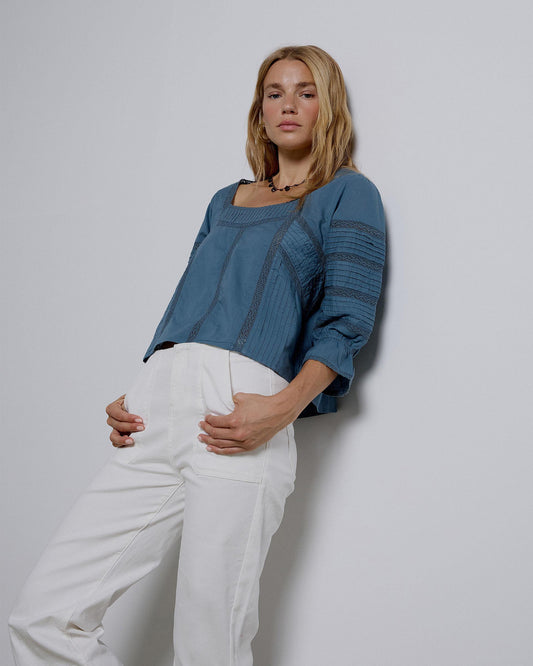 Blusa azul em renda com decote quadrado